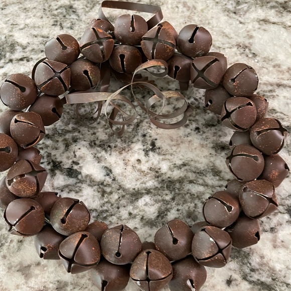 Vintage small metal jingle bell wreath approx 6 in - Picture 2 of 2